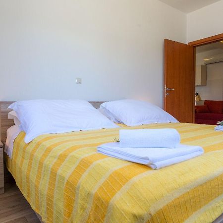 Apartments Zvone1 Veli Rat Exterior photo